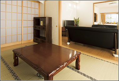 家族で行ったお寿司屋の雰囲気を真似て、扉の上部を丸く施工した。