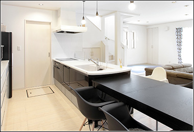 広くて使いやすいキッチンに取り付けられたペンダントライトはデザインと手入れのしやすさを両立