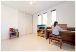スリット窓から光がやさしく入り込む、スッキリとシンプルな空間の子供部屋
