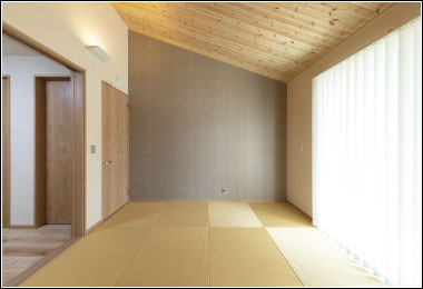 勾配天井と壁の色で変化を加えた和室は落ち着く空間に。