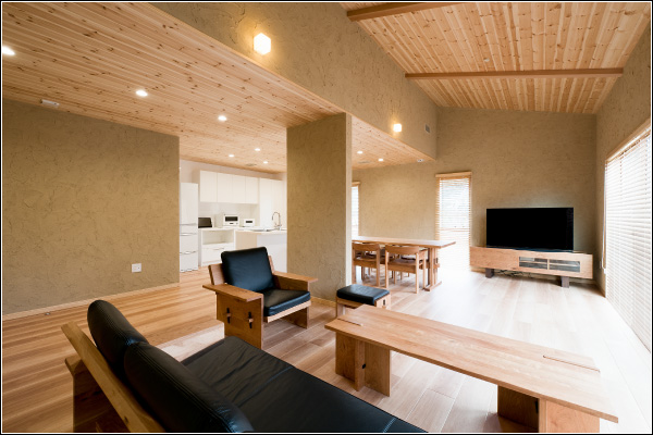 勾配天井で変化に富んだ空間に。床や天井に使った無垢材から、上質な木の温もりを感じるＬＤＫ。