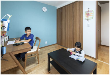 ブルーの壁紙が爽やかな印象の子供部屋。