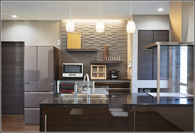 キッチン背面の壁はエコカラットを採用し、オープンな棚を配してお洒落な空間に。