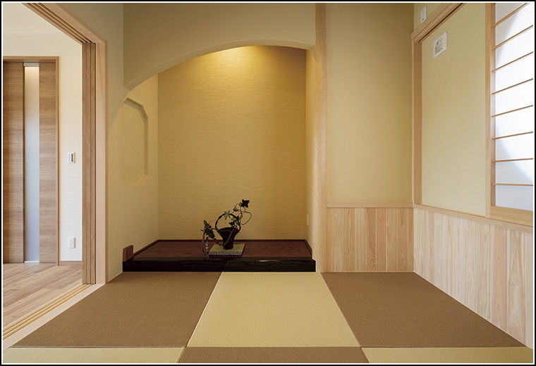 リビングに隣接した和室は、床柱に杉の絞り丸太を配し、腰壁には桧を使い清々しい木の香り漂う凛とした空間に。