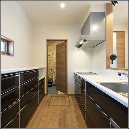 キッチンの奥には広さを確保。外への出入りが可能な土間収納を設けてさらに便利に。
