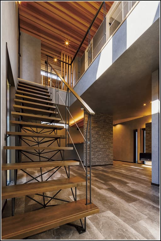 デザイン性のある鉄骨階段は、視線が抜けることで、室内に更なる広がりを生み出している。