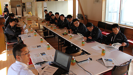 工場見学後は、高知県庁竹崎チーフによる勉強会が行われました。