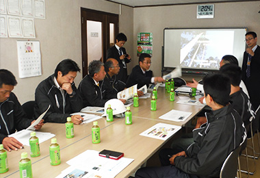 高知県庁 中城様より高知県産材の生産量全国第２位　桧の特性県の取り組みなどのレクチャーを受けます。