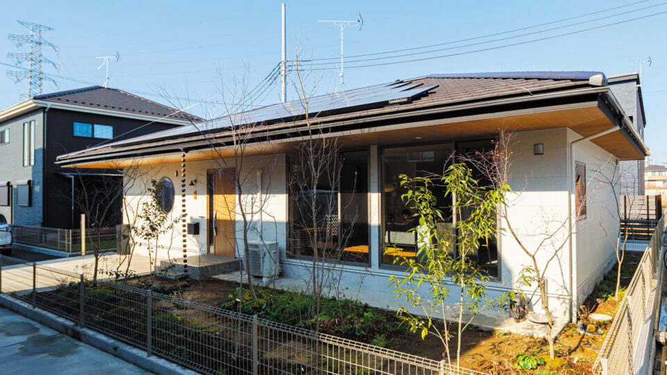 シンプルかつ和の風情ただようT邸は屋根に太陽光発電システムを搭載した
エコロジーな住まいでもある。